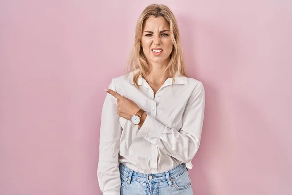 Junge Kaukasische Frau Lässigem Weißem Hemd Über Rosa Hintergrund Die — Stockfoto