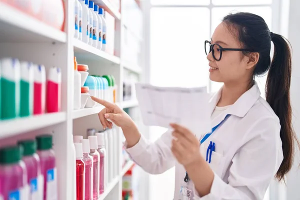 Jeune Pharmacienne Chinoise Lisant Une Ordonnance Pharmacie — Photo