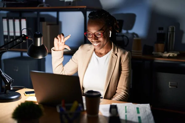 Beautiful Black Woman Working Office Night Smiling Confident Gesturing Hand — Stock Photo, Image
