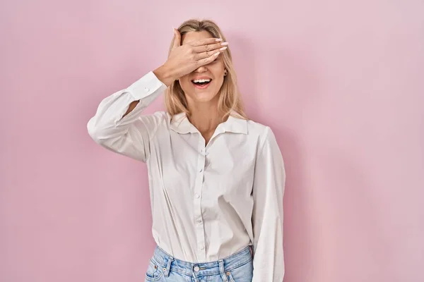 Young Caucasian Woman Wearing Casual White Shirt Pink Background Smiling — Stock Photo, Image