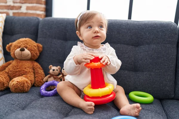 Entzückende Kaukasische Baby Spielt Mit Reifen Spiel Sitzt Auf Dem — Stockfoto