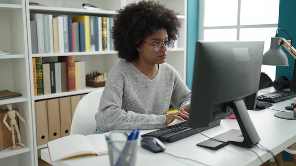 在图书馆大学利用计算机学习的非洲裔美国女学生 — 图库照片