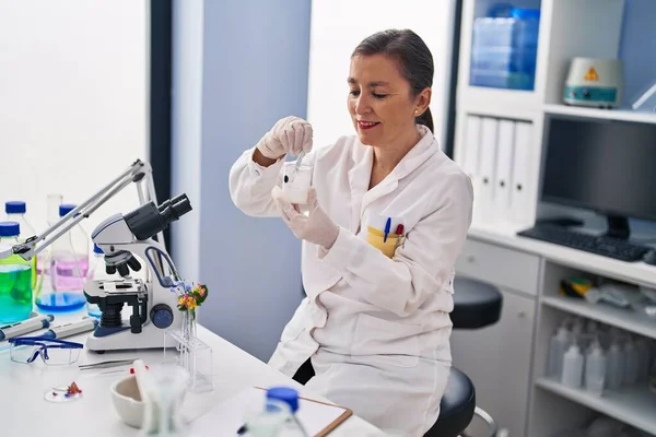 Middelbare Leeftijd Vrouwelijke Wetenschapper Werken Het Laboratorium — Stockfoto
