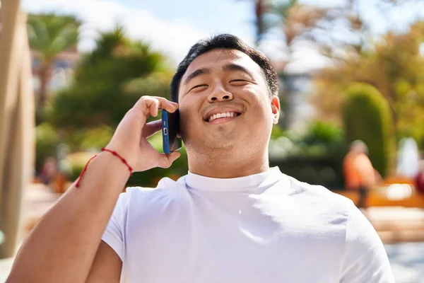 Mladý Číňan Usmívá Sebevědomě Mluvit Smartphone Parku — Stock fotografie