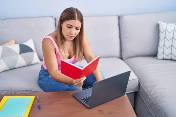 Young Beautiful Hispanic Woman Student Sitting Sofa Reading Book Home — Stok fotoğraf