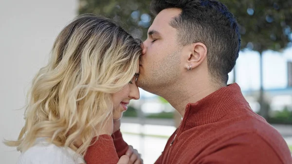 Uomo Donna Coppia Sorridente Fiducioso Baciare Sulla Testa Strada — Foto Stock
