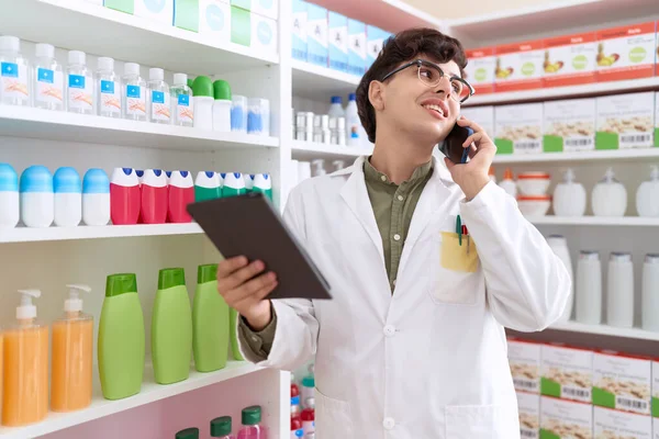 Nem Bináris Férfi Gyógyszerész Touchpad Beszél Okostelefonon Gyógyszertárban — Stock Fotó