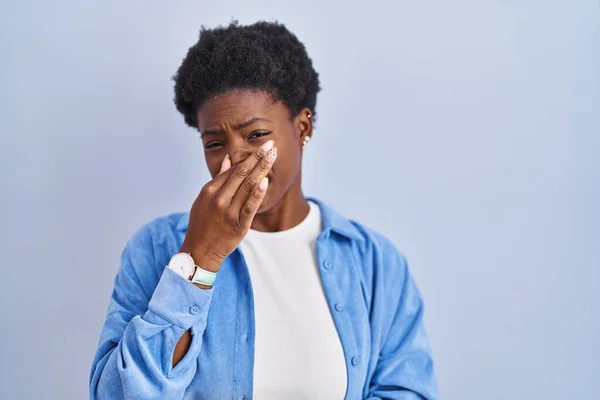 Африканская Американка Стоящая Синем Фоне Чующая Вонючее Отвратительное Невыносимый Запах — стоковое фото