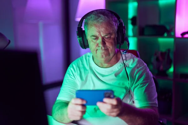 Grauhaariger Mann Mittleren Alters Spielt Videospiel Mit Smartphone Spielothek — Stockfoto