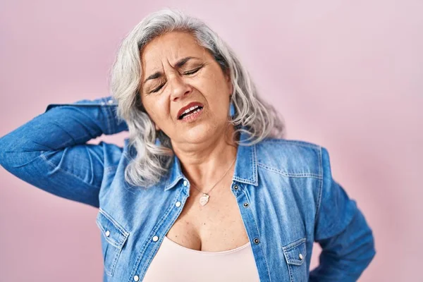 Middle Age Woman Grey Hair Standing Pink Background Suffering Neck — Stock Photo, Image