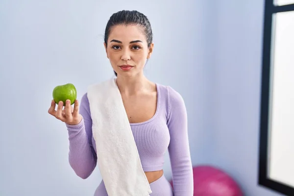 Junge Frau Sportbekleidung Und Handtuch Die Grünen Apfel Isst Und — Stockfoto