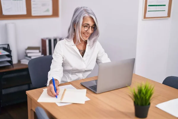 Mulher Cabelos Grisalhos Meia Idade Trabalhador Negócios Usando Laptop Escrita — Fotografia de Stock