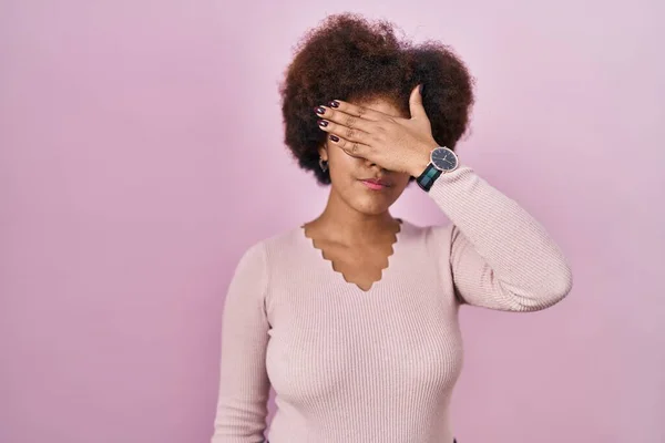 Молодая Африканская Американка Стоящая Розовом Фоне Закрывая Глаза Рукой Выглядит — стоковое фото
