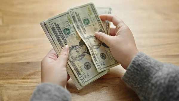 Руки Женщины Считающей Доллары Номере — стоковое фото