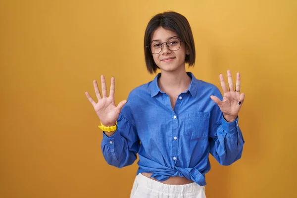 Junges Mädchen Das Vor Gelbem Hintergrund Steht Und Mit Finger — Stockfoto