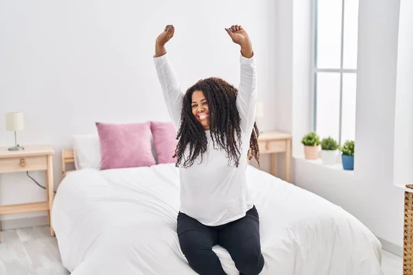 Mujer Afroamericana Despertando Estirando Brazos Dormitorio —  Fotos de Stock