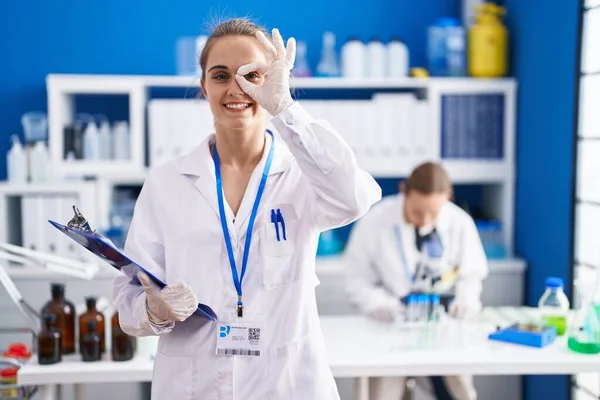 Блондинка Працює Науковій Лабораторії Усміхнений Щасливий Робить Знак Рукою Око — стокове фото