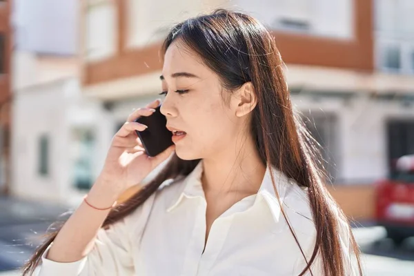 Young Chinese Woman Talking Smartphone Serious Expression Street — Stockfoto
