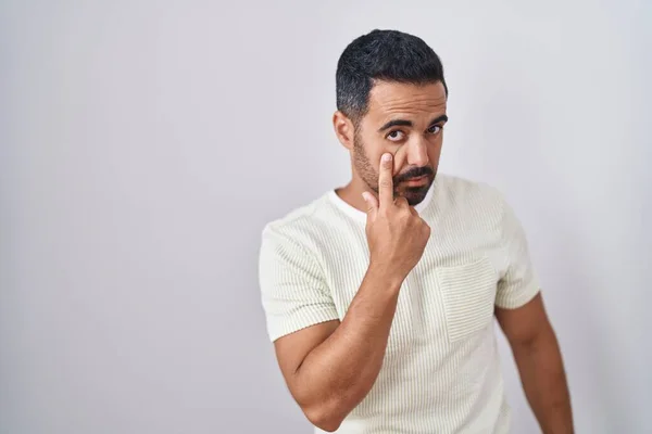 Homem Hispânico Com Barba Sobre Fundo Isolado Apontando Para Olho — Fotografia de Stock