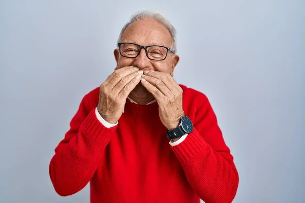 Gri Saçlı Yaşlı Adam Arka Planda Dikilip Gülüyor Utanıyor Kıkırdıyor — Stok fotoğraf