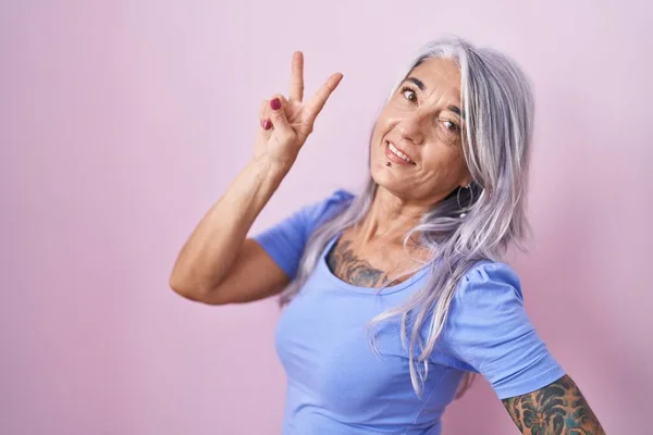Donna Mezza Età Con Tatuaggi Piedi Sfondo Rosa Sorridente Guardando — Foto Stock