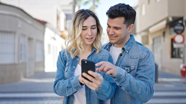 Άνδρας Και Γυναίκα Ζευγάρι Στέκεται Μαζί Χρησιμοποιώντας Smartphone Στο Δρόμο — Φωτογραφία Αρχείου