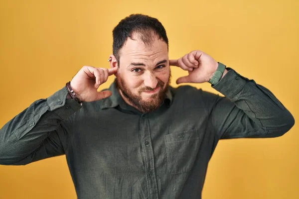 Além Homem Hispânico Tamanho Com Barba Sobre Fundo Amarelo Cobrindo — Fotografia de Stock