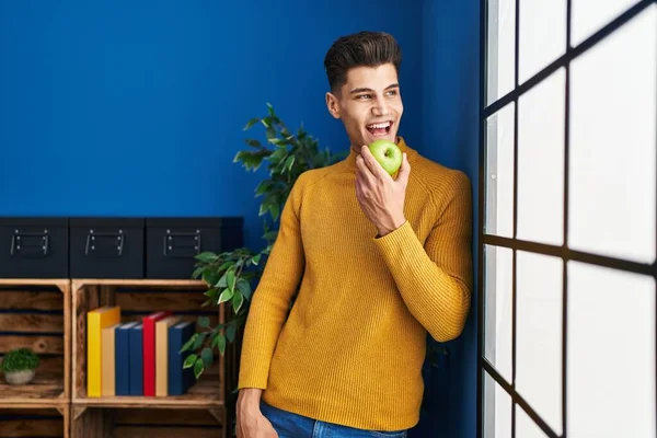 Mladý Hispánec Muž Usmívá Sebevědomě Jíst Jablko Doma — Stock fotografie