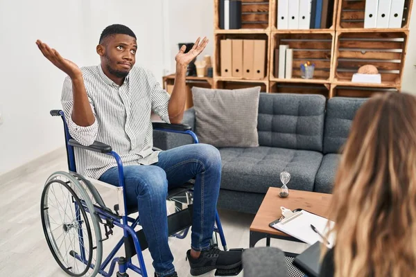 Tekerlekli Sandalyede Oturan Afrika Kökenli Amerikalı Adam Elleri Kolları Havada — Stok fotoğraf