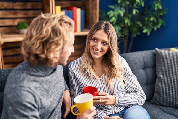 Man Woman Couple Drinking Coffee Sitting Sofa Home — ストック写真