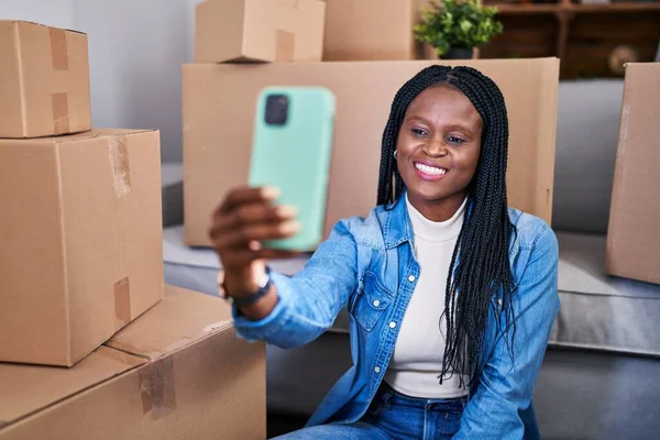 Африканська Американка Посміхаючись Впевнено Робить Селфі Допомогою Смартфона Новому Домі — стокове фото