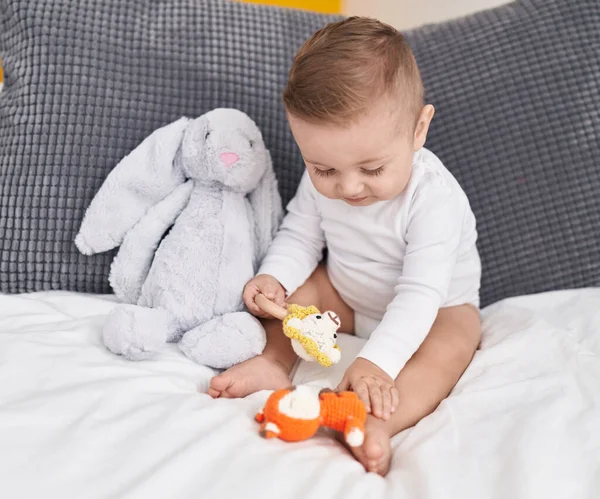 Sevimli Beyaz Bebek Evde Yatakta Kendinden Emin Bir Şekilde Gülümsüyor — Stok fotoğraf