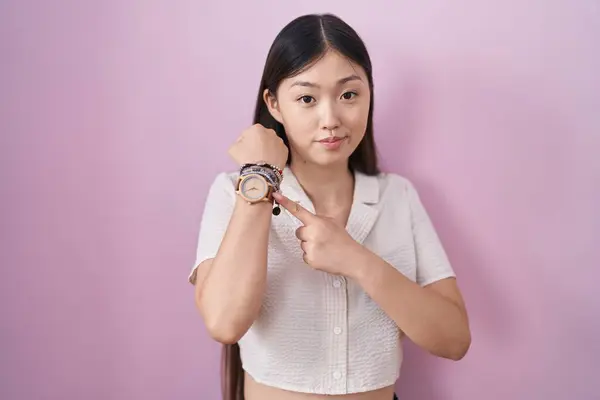 Chinese Young Woman Standing Pink Background Hurry Pointing Watch Time — Stock Photo, Image