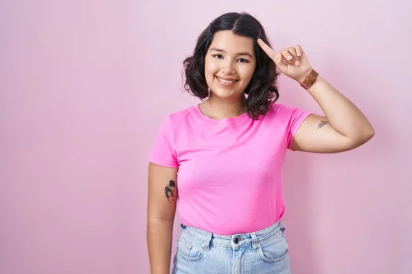 Young Hispanic Woman Standing Pink Background Smiling Pointing Head One — Stock Photo, Image