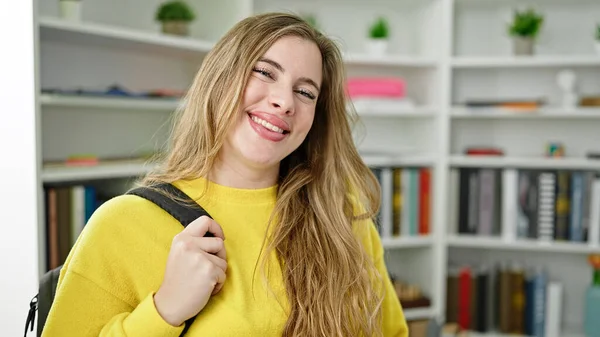 Junge Blonde Studentin Lächelt Selbstbewusst Rucksack Der Bibliothek — Stockfoto