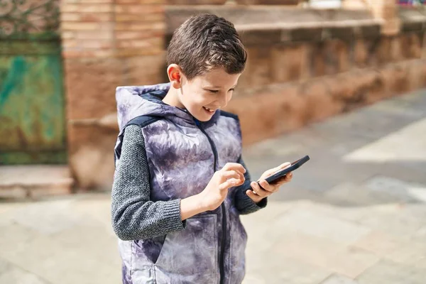 Sarışın Çocuk Sokakta Akıllı Telefon Kullanarak Kendinden Emin Gülümsüyor — Stok fotoğraf