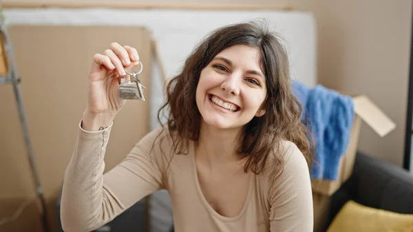 Jovem Bela Mulher Hispânica Sorrindo Confiante Segurando Novas Chaves Casa — Fotografia de Stock