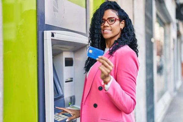 非裔美国女性高管微笑着 自信地在街上拿着信用卡 — 图库照片