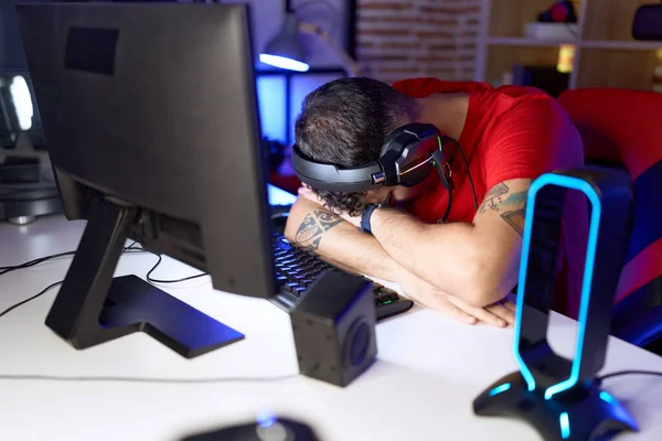 Jovem Homem Hispânico Streamer Estressado Usando Computador Sala Jogos — Fotografia de Stock