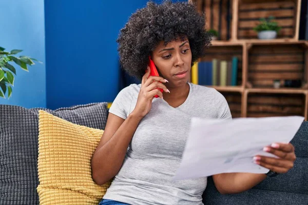 Afroamerikanerin Spricht Hause Auf Dem Smartphone Und Liest Rechnung — Stockfoto