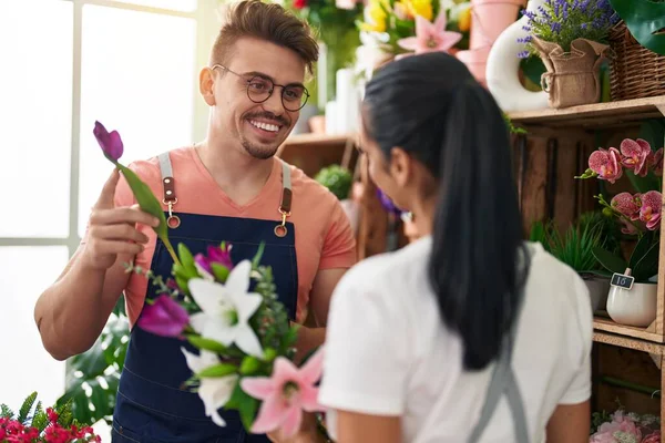 가게에서 일하는 꽃다발을 재배자들 — 스톡 사진