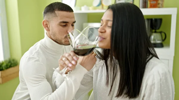 Man Vrouw Paar Drinken Wijn Thuis — Stockfoto