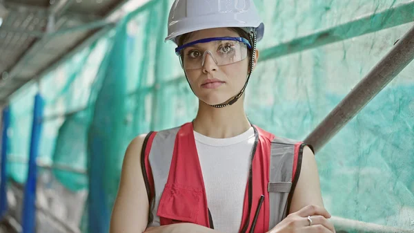 Jeune Belle Hispanique Femme Constructeur Debout Avec Une Expression Sérieuse — Photo