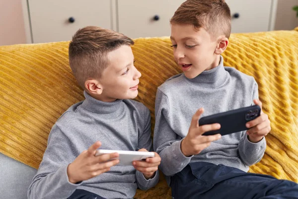 Bedårande Pojkar Titta Video Smartphone Sitter Soffan Hemma — Stockfoto
