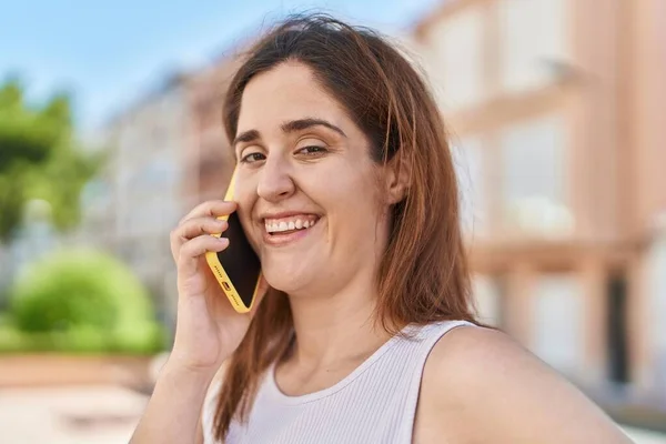 Νεαρή Γυναίκα Χαμογελά Αυτοπεποίθηση Μιλώντας Στο Smartphone Στο Δρόμο — Φωτογραφία Αρχείου
