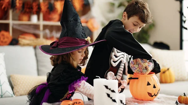 Roztomilý Chlapec Dívka Halloween Party Dávat Bonbóny Dýňovém Koši Doma — Stock fotografie