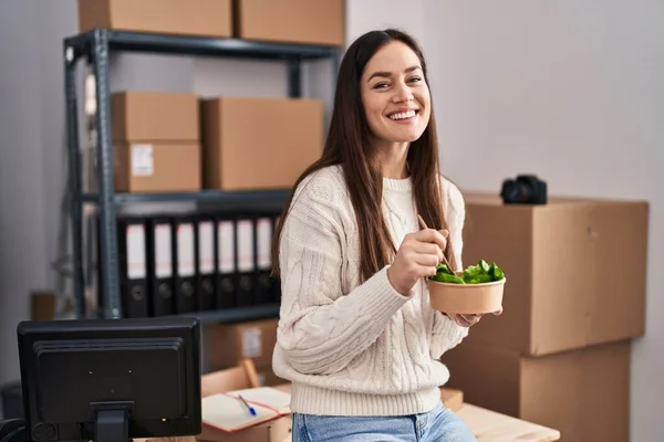 Young Woman Ecommerce Business Worker Eating Salad Office — Stock Photo, Image