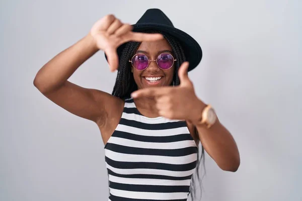 Joven Afroamericano Con Trenzas Con Sombrero Gafas Sol Sonriente Haciendo —  Fotos de Stock