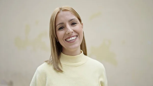 Joven Mujer Rubia Sonriendo Confiada Pie Sobre Fondo Blanco Aislado —  Fotos de Stock