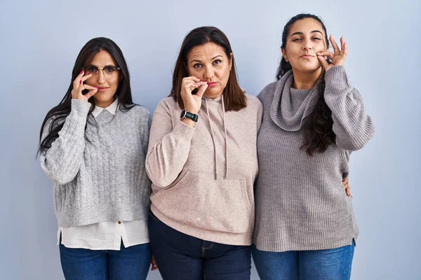 Mutter Und Zwei Töchter Vor Blauem Hintergrund Mund Und Lippen — Stockfoto